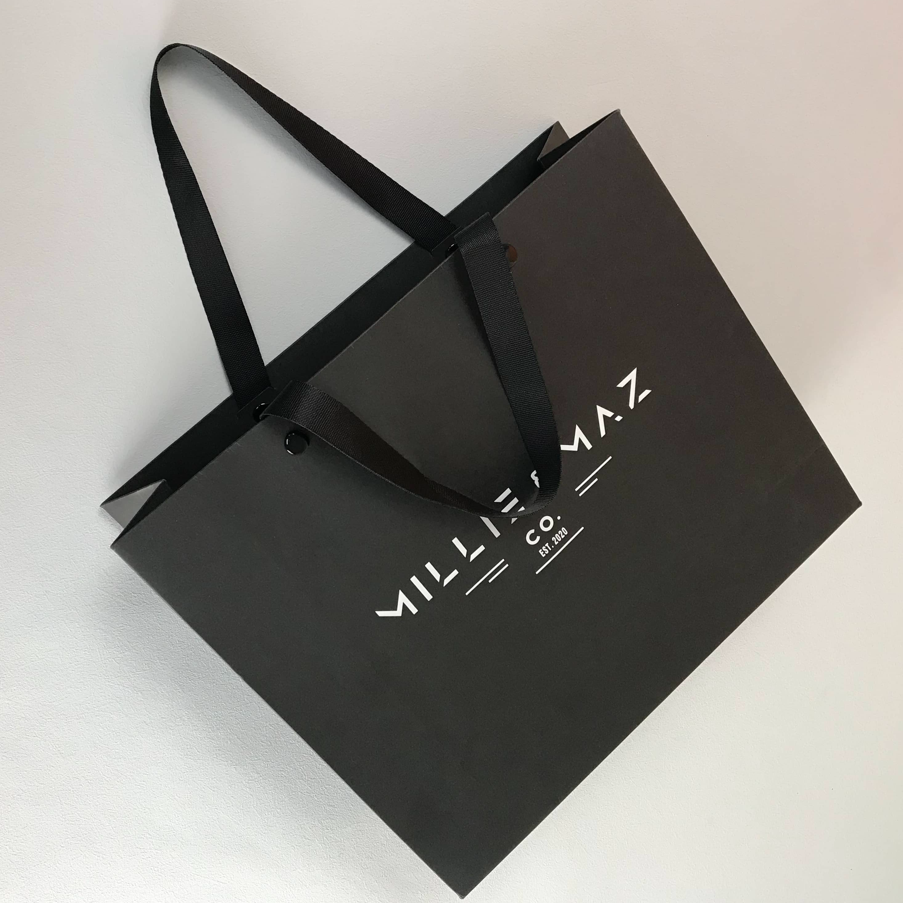 Bolsa de regalo negro a granel al por mayor para bolsas de papel de compras (logotipo impreso, tallas de custificación, baja MOQ)