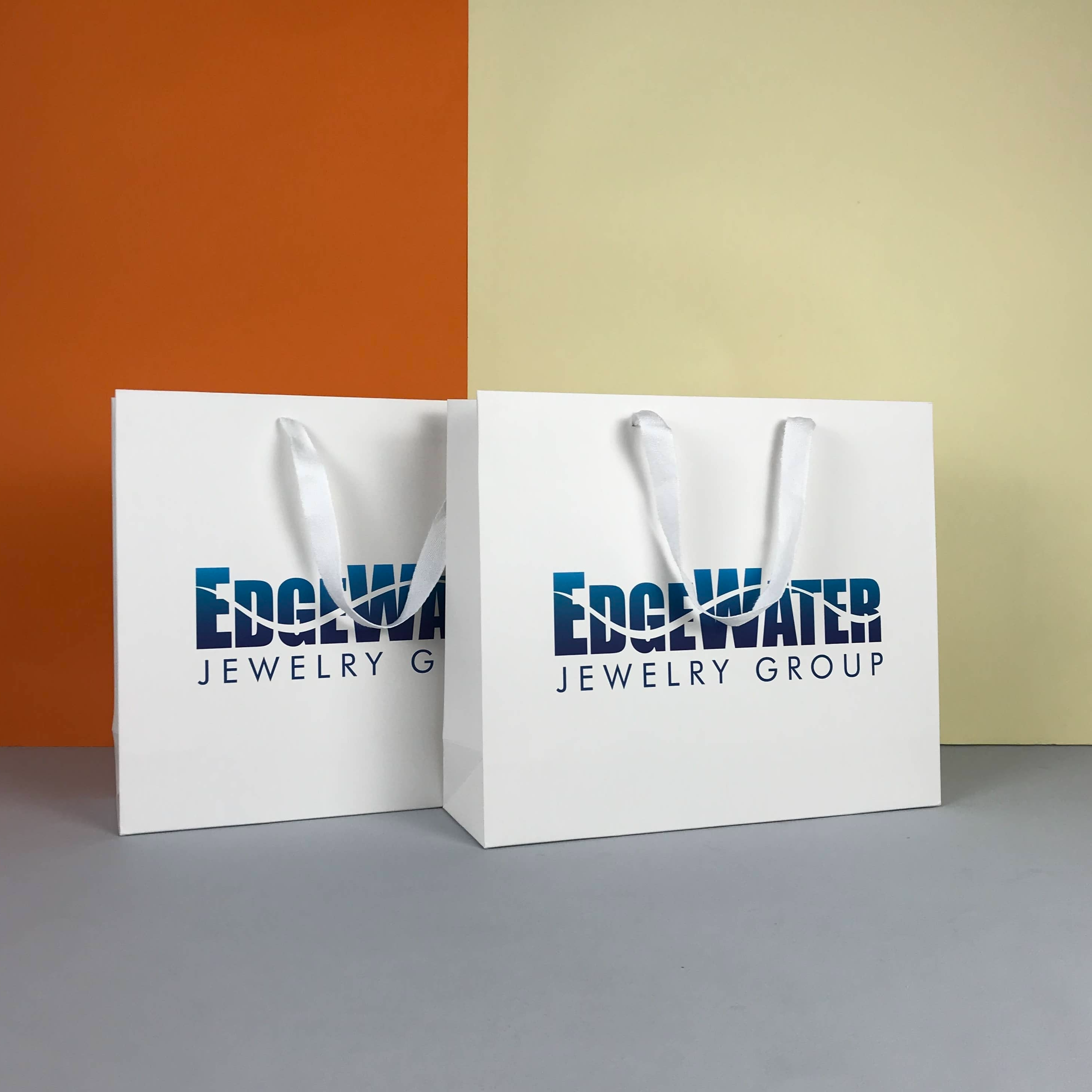 Bolsas de papel blanco personalizados con logotipo para pequeñas tiendas minoristas para bolsas de papel de supermercado