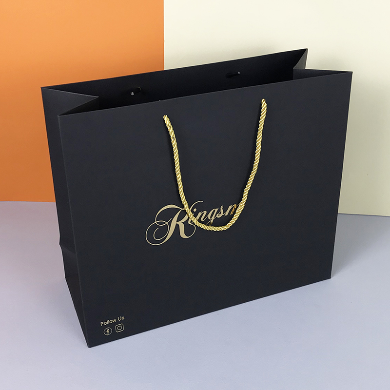 Bolsas de papel de regalo impresas de cartón negro personalizados con asas y logotipo