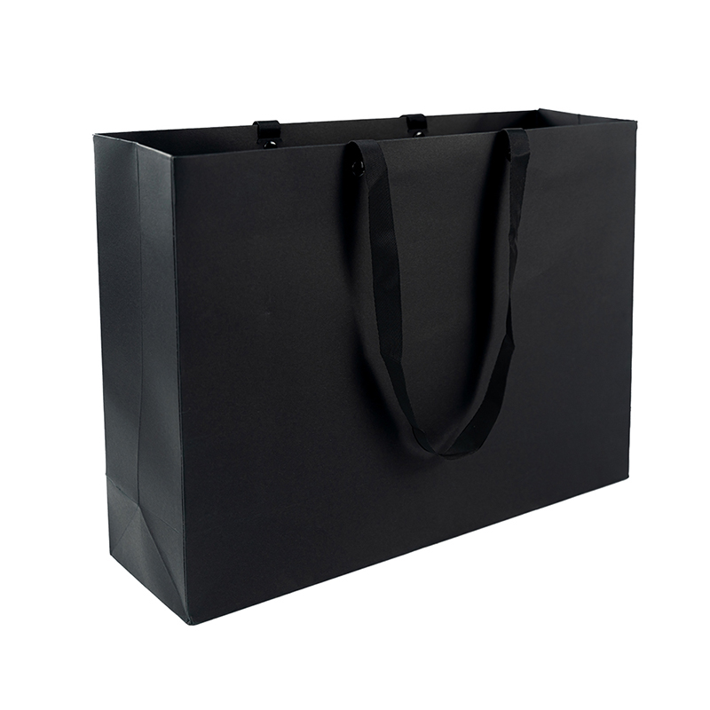 Bolsa de papel en blanco y negro personalizado con mango de nylon plano para envases de ropa