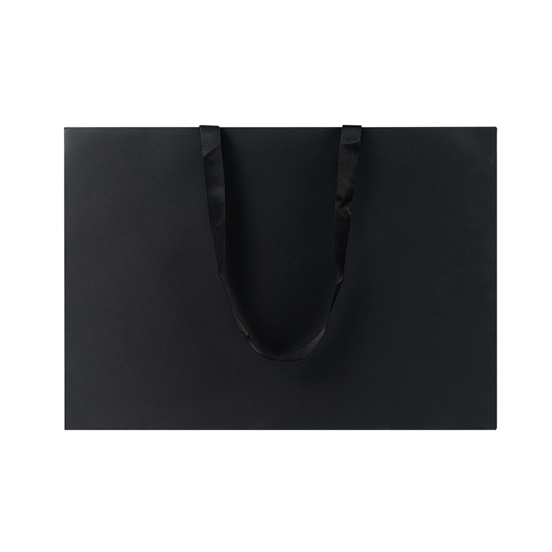 Bolsa de papel en blanco y negro personalizado con mango de nylon plano para envases de ropa